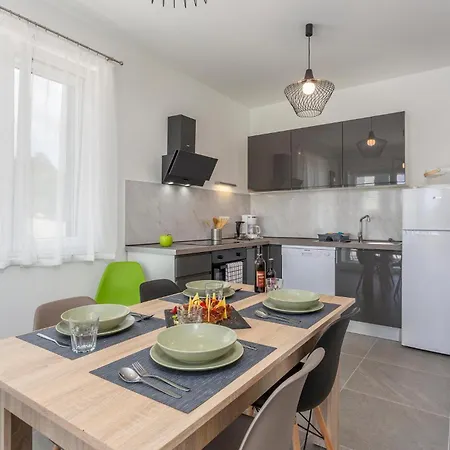 Apartment 2 Bedroom Beautiful In Vrbnik (Primorje-Gorski Kotar)