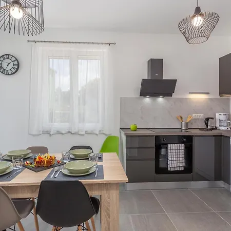 Apartment 2 Bedroom Beautiful In