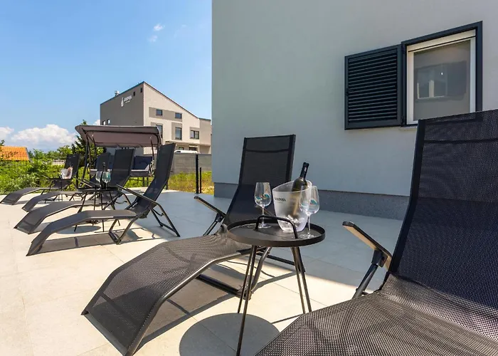 2 Bedroom Beautiful In Apartman Vrbnik