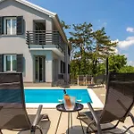 Beautiful In Apartamento Vrbnik (Primorje-Gorski Kotar)
