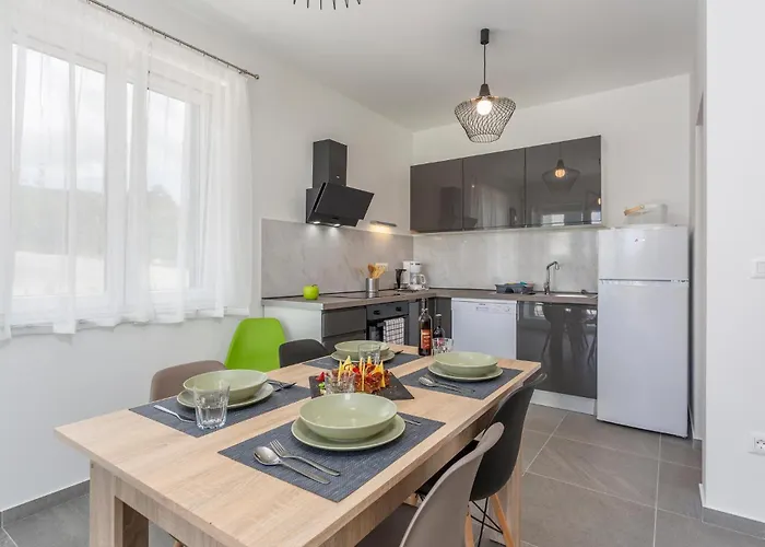 Lejlighed 2 Bedroom Beautiful In Vrbnik (Primorje-Gorski Kotar)